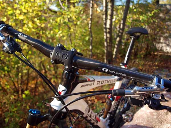 Für knapp 7.000 Euro bekommen ambitionierte Hobby-Biker eine Top-Ausstattung zum Beispiel mit Lenker, Sattelstütze und Sattel aus Carbon.