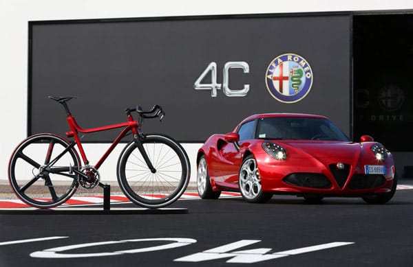 Passend zum ultraleichten Sportwagen 4C bietet Alfa Romeo das Rennrad 4C IFD an. Das Kürzel steht für „Innovative Frame Design". Beim Rahmen in Form einer stilisierten „4" setzten die Ingenieure für die obere Querstrebe auf eine Halbrohr-Struktur aus Kohlefaser. Die Profile des rot oder weiß lackierten Rahmens laufen am Steuerrohr, an der Tretkurbel und am Sattel zusammen und bilden an diesen Schnittpunkten besonders steife Verbindungen.