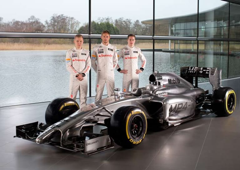 Der neue McLaren MP4-29. Dahinter die McLaren-Piloten Jenson Button (Mitte), Kevin Magnussen (links) und Ersatzfahrer Stoffel Vandoorne (rechts).