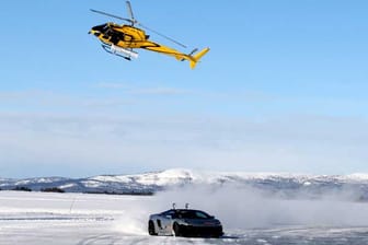 Beim Lappland Ice Driving ist Action garantiert – egal ob mit dem Heli in der Luft oder mit Sportwagen, wie dem Lamborghini Gallardo am Boden.