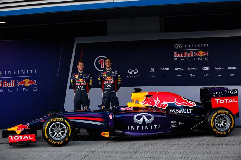 Zusammen mit seinem neuen Teamkollegen Daniel Ricciardo (re.) enthüllt Sebastian Vettel die Nachfolgerin von "Hungry Heidi", mit der der Deutsche im vergangenen Jahr zu seinem vierten Titel und neun Siegen in Serie gefahren war.