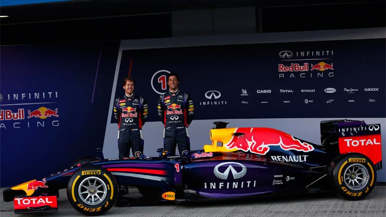 Zusammen mit seinem neuen Teamkollegen Daniel Ricciardo (re.) enthüllt Sebastian Vettel die Nachfolgerin von "Hungry Heidi", mit der der Deutsche im vergangenen Jahr zu seinem vierten Titel und neun Siegen in Serie gefahren war.