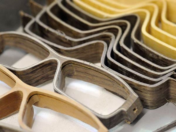 Brillen aus allen erdenklichen Materialien: Das Naturmaterial Holz zählt in diesem Jahr zu den Favoriten für Brillengestelle. Bei Herrlicht werden die Holzbrillen in Handarbeit gefertigt.