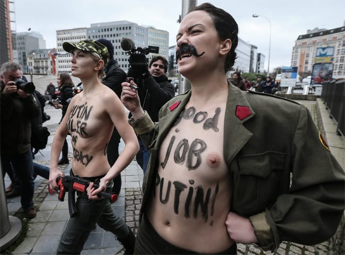 Eine der Demonstrantinnen sagte Journalisten, sie komme aus der Ukraine und wolle den "großen politischen Erfolg Putins in Kiew" würdigen.