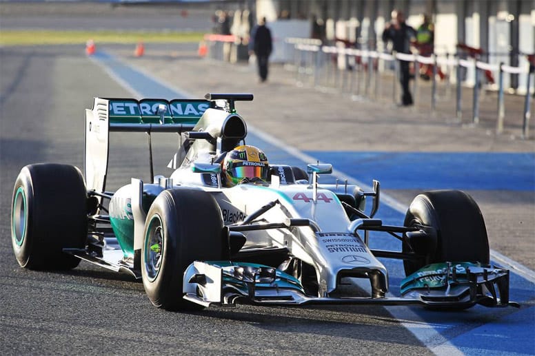 Startnummern: Die Fahrer werden nicht mehr nach der Reihenfolge des Vorjahres durchnummeriert. Jeder Pilot darf sich eine Zahl aussuchen, die er die ganze Karriere über behält (hier: Lewis Hamilton mit der 44). Nur der Weltmeister trägt weiterhin die Nummer eins.