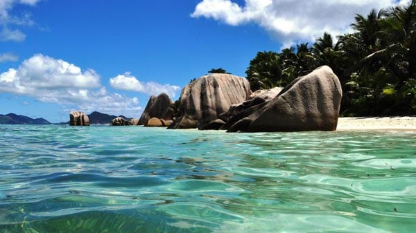 Die Granitfelsen sind das Markenzeichen des berühmten Silberstrands auf den Seychellen. In zahlreichen Werbespots diente dieser Fleck der Natur schon als Hintergrund.