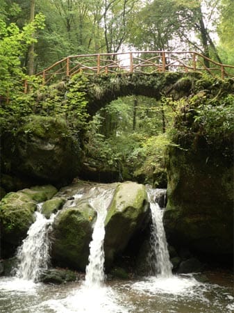 Wasserfall auf dem Wanderweg Mullerthal Trail.