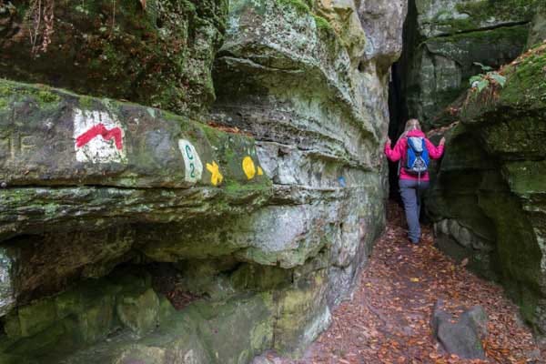 Kohlscheuer: Felsspalte in der Region Luxemburgische Schweiz, Mullerthal Trail.