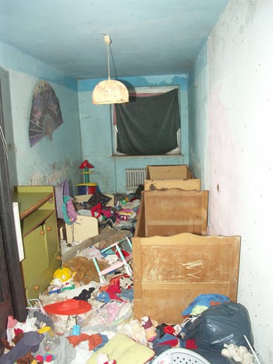 Kindesmisshandlung: völlig verwahrlostes Kinderzimmer