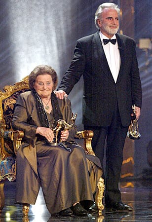 Dieses Bild zeigt Schell zusammen mit seiner Schwester Maria bei der Bambi-Verleihung 2002, bei der beide für ihr Lebenswerk geehrt wurden.