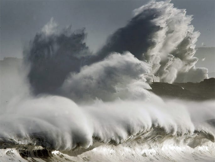 Riesige Wellen treffen auf die Insel Mouro und verdecken den Leuchtturm. Die Insel liegt vor dem Hafen der nordspanischen Stadt Santander.