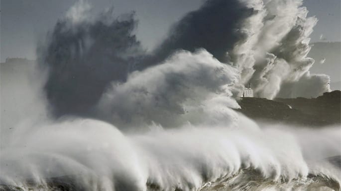 Riesige Wellen treffen auf die Insel Mouro und verdecken den Leuchtturm. Die Insel liegt vor dem Hafen der nordspanischen Stadt Santander.