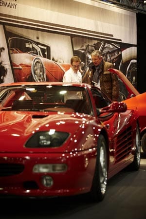 Egal ob neu oder alt, ein Ferrari ist und bleibt ein Hingucker. Auf der Messe wurde auch der in Deutschland kaum vorhandene 208 Turbo gezeigt. Von dem Modell aus dem Jahr 1986 wurden nur 435 Exemplare gebauten.