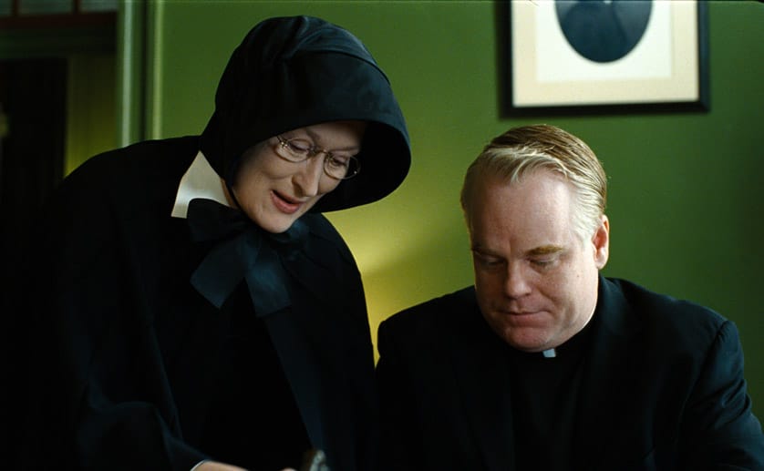 In "Glaubensfrage" aus dem Jahr 2008 spielt Hoffman an der Seite von Meryl Streep einen Priester.