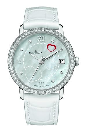 Blancpain präsentiert auch in diesem Jahr den Saint Valentin Zeitmesser mit einem Zifferblatt aus weißem Perlmutt. Diese Uhr mit einem Durchmesser von 33 mm wird in einer limitierten Edition von 99 Exemplaren angeboten und besitzt ein Armband aus weißem Leder. Preis auf Anfrage.