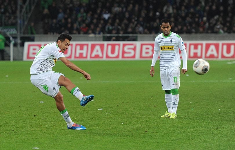 Das Team, dass ligaweit die meisten Flanken an den Mann bringt, ist die Borussia aus Mönchengladbach. Die langen Bälle von Arango (li.), Raffael und Co. erreichen in 33,6 Prozent aller Fälle ihren Adressaten. Gleich hinter den Fohlen folgt der FCB mit einem Wert von 32,8 Prozent. Den schlechtesten Flankenwert weist 1899 Hoffenheim auf (18,8 Prozent). Das Team, dass ligaweit die meisten Flanken an den Mann bringt, ist die Borussia aus Mönchengladbach. Die langen Bälle von Arango (li.), Raffael und Co. erreichen in 33,6 Prozent aller Fälle ihren Adressaten. Gleich hinter den Fohlen folgt der FCB mit einem Wert von 32,8 Prozent. Den schlechtesten Flankenwert weist 1899 Hoffenheim auf (18,8 Prozent).