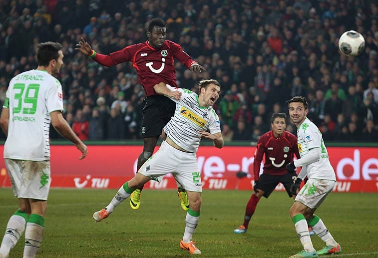 Standardsituationen (Elfmeter, Freistöße, Eckbälle) scheint man bei Hannover 96 am intensivsten zu trainieren. 37,9 Prozent beträgt der Anteil der Tore nach einem ruhenden Ball an den gesamten Treffern der Niedersachsen. Die Münchner sind in diesem Ranking als Zehnter (29,4 Prozent) nur Durchschnitt. Mainz 05 fällt mit einer Quote von 13,8 Prozent gegenüber dem Rest der Liga deutlich ab. Standardsituationen (Elfmeter, Freistöße, Eckbälle) scheint man bei Hannover 96 am intensivsten zu trainieren. 37,9 Prozent beträgt der Anteil der Tore nach einem ruhenden Ball an den gesamten Treffern der Niedersachsen. Die Münchner sind in diesem Ranking als Zehnter (29,4 Prozent) nur Durchschnitt. Mainz 05 fällt mit einer Quote von 13,8 Prozent gegenüber dem Rest der Liga deutlich ab.