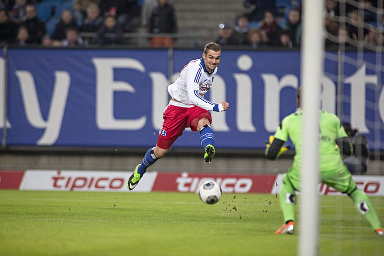 Derzeit kaum zu glauben - aber der HSV führt auch in einem Ranking. 53,3 Prozent der abgegebenen Schüsse der Hanseaten (hier Pierre-Michel Lasogga) gingen aufs Tor. Bayern folgt auf Rang zwei mit 52,9 Prozent. Die Stürmer des FC Augsburg (38,9) müssen indes ihr Visier neu einstellen. Derzeit kaum zu glauben - aber der HSV führt auch in einem Ranking. 53,3 Prozent der abgegebenen Schüsse der Hanseaten (hier Pierre-Michel Lasogga) gingen aufs Tor. Bayern folgt auf Rang zwei mit 52,9 Prozent. Die Stürmer des FC Augsburg (38,9) müssen indes ihr Visier neu einstellen.