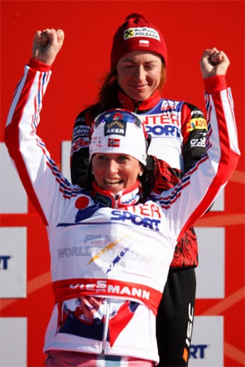 Um die Skilanglauf-Krone streiten zwei gänzliche unterschiedliche Athletinnen. Auf der einen Seite die Norwegerin Marit Björgen (vorne) - skandalfrei, unkompliziert, stets höflich - und auf der anderen die Polin Justyna Kowalczyk - eigenwillig und streitbar. 2010 besiegte Kowalczyk in Vancouver Björgen über 30 km - und galt trotzdem als Buh-Frau, weil sie ihrer Kontrahentin öffentlich Betrug mit Asthma-Mitteln unterstellt hatte.