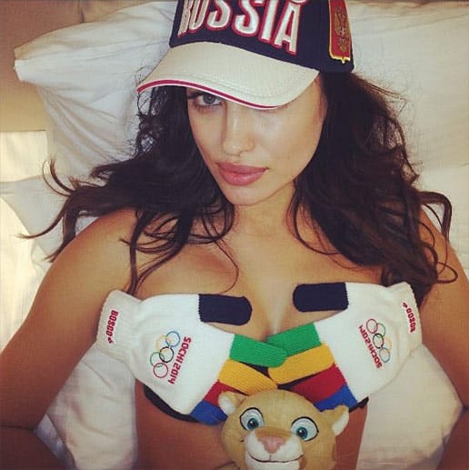 In voller Vorfreude auf die olympischen Winterspiele 2014 in Sotschi: In diesem Outfit unterstützt Irina Shayk die russischen Athleten.