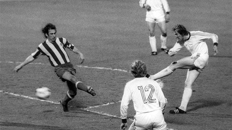 Europapokal der Landesmeister 1973/74, Finale, FC Bayern München gegen Atletico Madrid: 120. Minute. Die Mutter des "Bayern-Dusels"? Die reguläre Spielzeit endet 0:0. In der Verlängerung geht Atletico Madrid in der 114. Minute mit 1:0 in Führung, doch in der 120. Minute trifft Georg Schwarzenbeck aus 17 Metern zum Ausgleich.