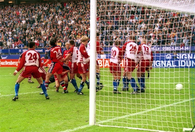 Bundesliga-Saison 2000/01, 34. Spieltag, Hamburger SV gegen FC Bayern München: 90. Minute. Schalke 04 siegt gegen die SpVgg Unterhaching und die Fans der Knappen beginnen bereits die Meisterschaft zu feiern, denn der FC Bayern liegt gegen den Hamburger SV mit 0:1 zurück.