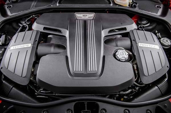 Beim Motor und dem Fahrwerk gab es größere Änderungen. Um die Leistung nach oben zu schrauben, erhöhten die Bentley-Techniker den Druck des Turbo-Laders um 0,1 Bar und installierten eine Auspuffanlage, die weniger Gegendruck sowie einen herrlich bös-bollernden Sound erzeugt.