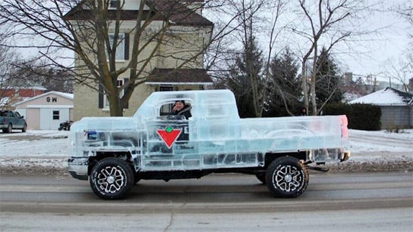 Dieser Pickup-Truck ist wirklich mal ganz schön cool: Die Eis-Skulptur-Experten von Iceculture aus dem kanadischen Ontario haben einen Pickup-Truck mit einer Karosserie aus Eis geformt.