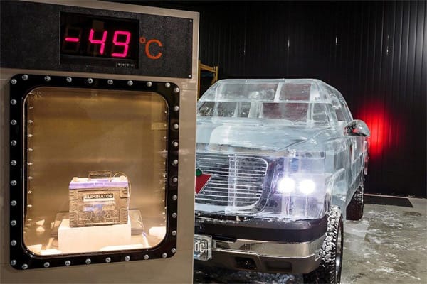 Ein Eis-Auto, das auch noch fährt, das war selbst für die Experten Neuland. Die Initiative kam von einem kanadischen Auto-Batterie-Hersteller, der beweisen wollte, dass seine Akkus auch noch bei minus 40 Grad Celsius funktionieren.