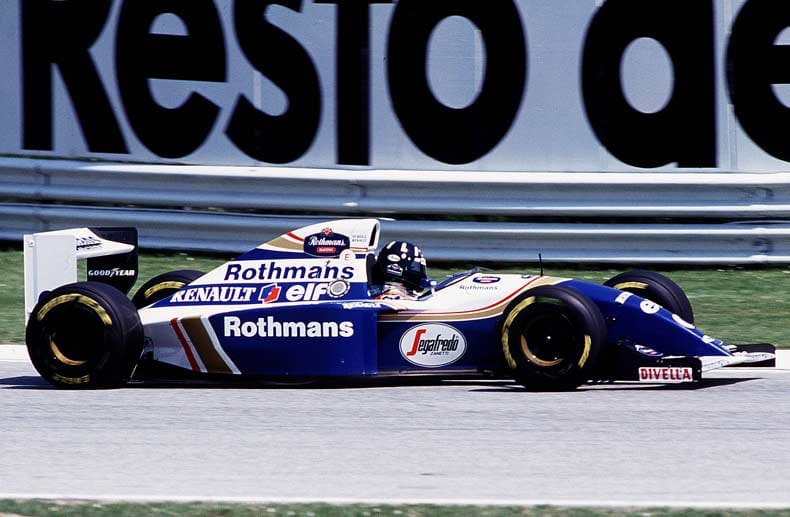 Der von Newey entwickelte Williams FW16 gewann zwar 1994 die Konstrukteurs-WM. Doch der Bolide wirkte im Fahrverhalten nervös und der Motor würgte oft ab. Erst nach einigen Updates lief das Auto, hier Damon Hill am Steuer, rund. Unklar ist bis heute, ob eine fehlerhafte Lenksäule zum tödlichen Unfall von Formel-1-Legende Ayrton Senna beim Grand Prix in San Marino führte. Newey dachte damals sogar kurzzeitig über seinen Rücktritt aus der Formel 1 nach.