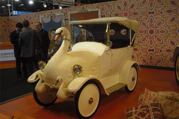 Einer der Höhepunkte der Ausstellung in Paris war der sogenannte Swan Car aus der holländischen Sammlung Louwman, den sich ein reicher Brite 1910 in Kalkutta hatte aufbauen lassen.