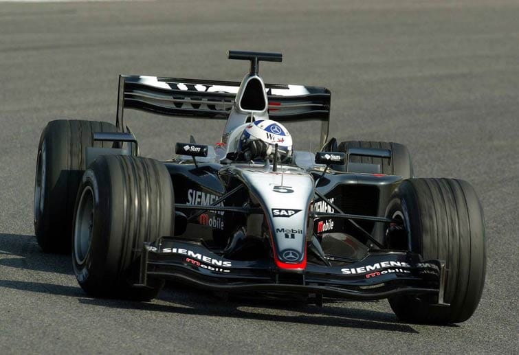 Entwicklungsverzögerungen, Hydraulikprobleme und schwere Unfälle bei Testfahrten: Der McLaren-Mercedes MP4-18 aus dem Jahr 2003 entpuppte sich als großer Newey-Flop. Das Auto kam letztlich auch nie zum Renneinsatz.