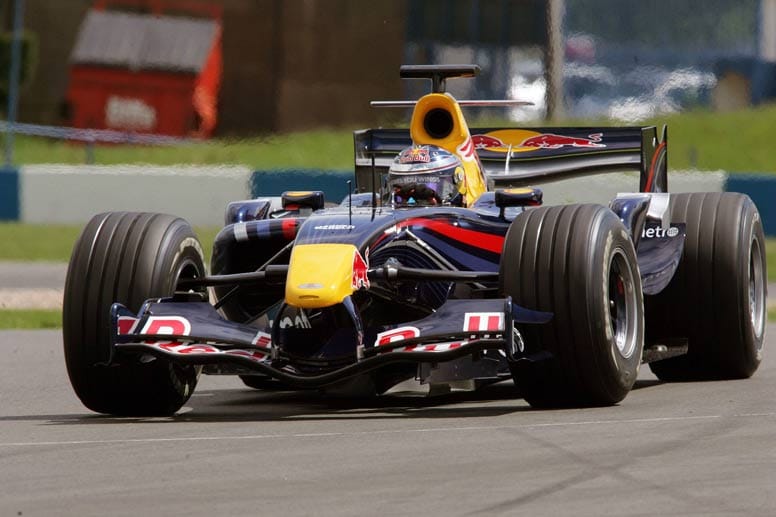 Neweys Anfangszeit als Designchef bei Red Bull verlief holprig. Der RB3 von 2007 wirkte unausgereift, der platzsparende Einbau des nahtlos schaltenden Getriebes machte erhebliche Probleme. Doch Newey und sein Team lernten aus den Fehlern. Zwischen 2010 und 2013 holte Sebastian Vettel vier WM-Titel - eine beeindruckende Erfolgsgeschichte.