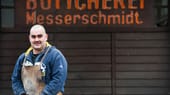 Man sieht Denis Merten an, dass er mit den Händen arbeitet. Dem 42-Jährigen gehört die Böttcherei Messerschmidt im brandenburgischen Neu-Zittau. Böttcher verarbeiten Holz zu Fässern, Kübeln, Ziergefäßen und Bottichen. In manchen Regionen nennt man sie auch Büttner, Fassküfer oder Schäffler.