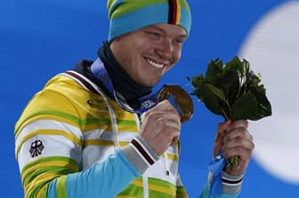 Rodler Felix Loch holt ganz überlegen die erste deutsche Goldmedaille für Deutschland.