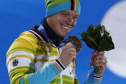 Rodler Felix Loch holt ganz überlegen die erste deutsche Goldmedaille für Deutschland.