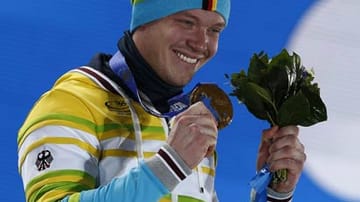 Rodler Felix Loch holt ganz überlegen die erste deutsche Goldmedaille für Deutschland.
