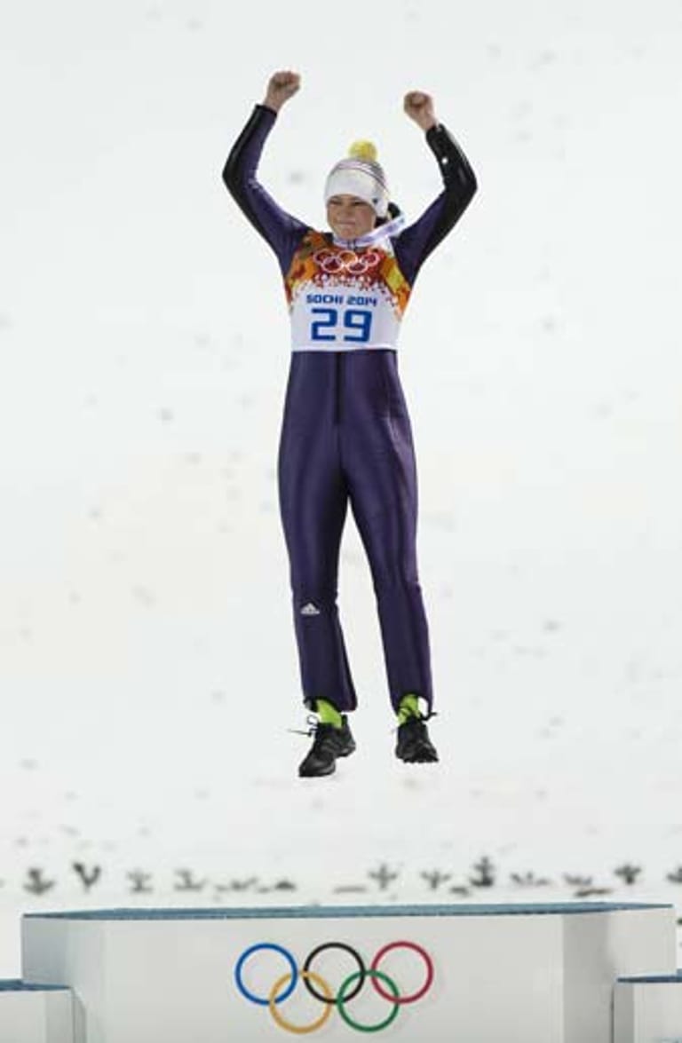 Damit hatte kaum einer gerechnet, nicht einmal Carina Vogt selbst: Sie gewinnt die Premiere des Frauen-Skispringens bei Olympia.