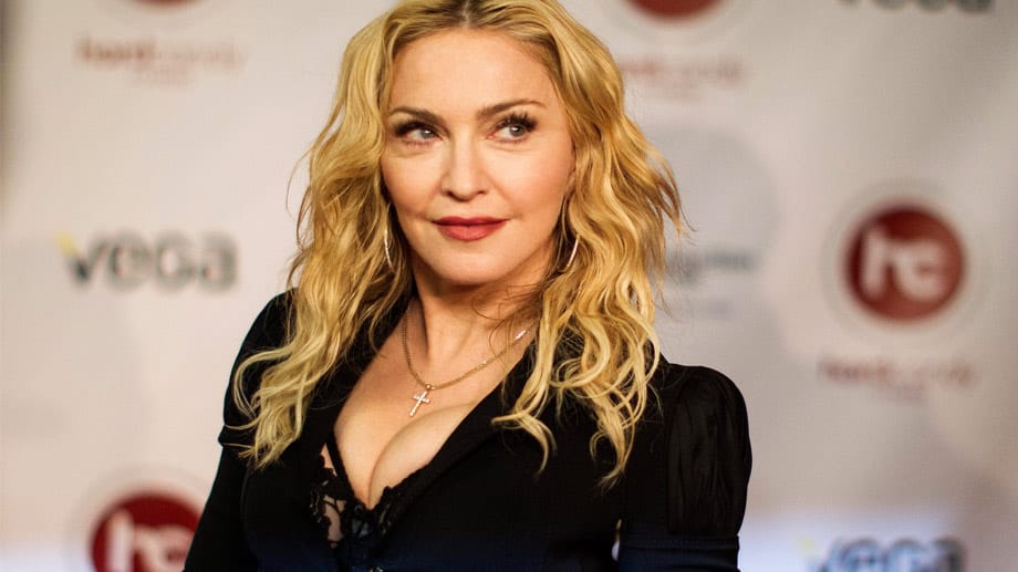 Hier hat es Madonna mit dem Betrachter wirklich gut gemeint: Die Sängerin stellte bei einer Eröffnung ihres Fitness-Studios eindeutig ihre Brüste in den Vordergrund.