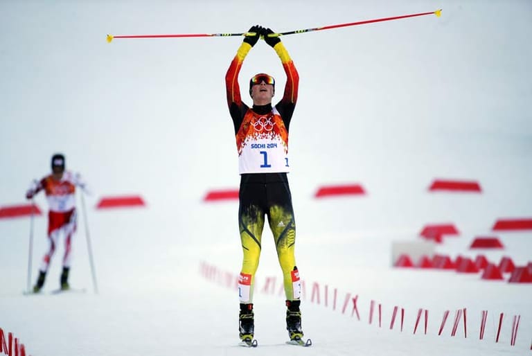 Nach zehn Kilometern in der Langlauf-Loipe holt sich Kombinierer Eric Frenzel die ersehnte Goldmedaille. Der Dominator des Weltcup-Winters führte bereits nach seinem Sprung von der Normalschanze.