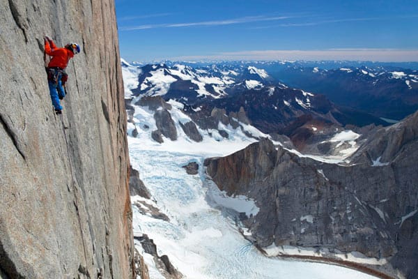 David Lama beim Klettern am Cerro Torre in Patagonien.