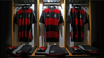 Grün hat ausgedient: Das zweite Trikot der deutschen Nationalmannschaft ist nun schwarz und rot.