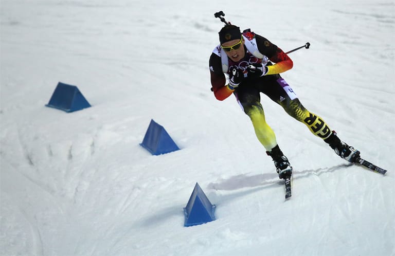 Erik Lesser holt die erste Biathlon-Medaille: Der 25-Jährige gewinnt im Einzelrennen über 20 Kilometer Silber.