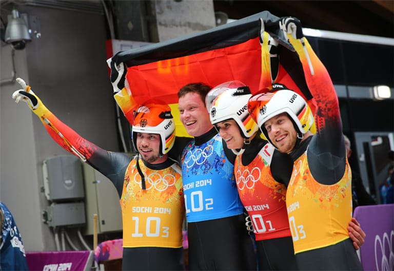 Die deutschen Rodler sind das Maß aller Dinge: Bei der Teamstaffel gewinnen Tobias Wendl, Felix Loch, Natalie Geisenberger und Tobias Arlt (von links) Gold.