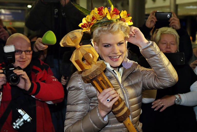 Sie ist 2014 der neue Superstar am B-Promi-Himmel: Melanie Müller wurde in der RTL-Show "Dschungelcamp" zur Königin gekürt und bei ihrer Ankunft auf dem Flughafen Leipzig / Halle am 6. Februar von Journalisten und Fans gefeiert.