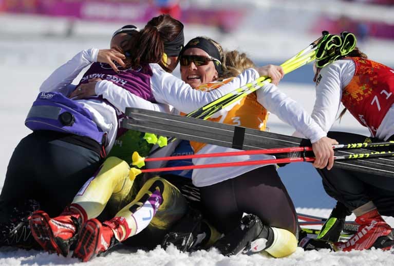 Nicole Fessel, Stefanie Böhler, Claudia Nystad und Denise Herrmann bejubeln ihre Bronze-Medaille in der Langlauf-Staffel.