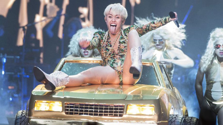 Miley Cyrus feiert den Valentinstag 2014 mit viel Haut. Bei ihrem Tourauftakt in Vancouver provozierte sie mal wieder mit knapper Garderobe, gespreizten Beinen und ihrer legendären Zunge.