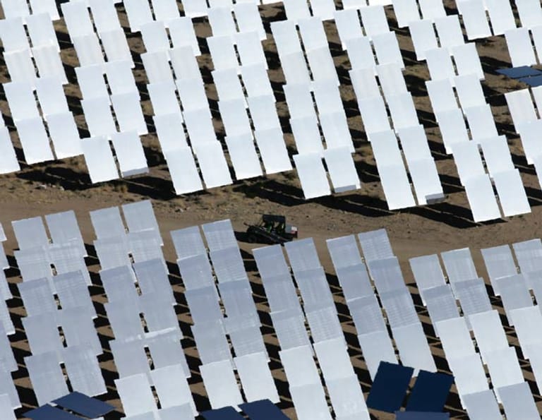 In der Mojave-Wüste im Westen der USA hat das Solarkraftwerk Ivanpah - das derzeit größte der Welt - den Betrieb aufgenommen, mit einer Leistung von 392 Megawatt.