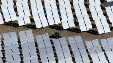 In der Mojave-Wüste im Westen der USA hat das Solarkraftwerk Ivanpah - das derzeit größte der Welt - den Betrieb aufgenommen, mit einer Leistung von 392 Megawatt.