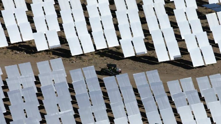 In der Mojave-Wüste im Westen der USA hat das Solarkraftwerk Ivanpah - das derzeit größte der Welt - den Betrieb aufgenommen, mit einer Leistung von 392 Megawatt.